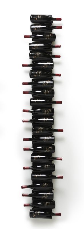 Ptolomeo Vino Wandregal: Vertikale Weinlagerung mit schwarzen Halterungen und liegenden Weinflaschen.